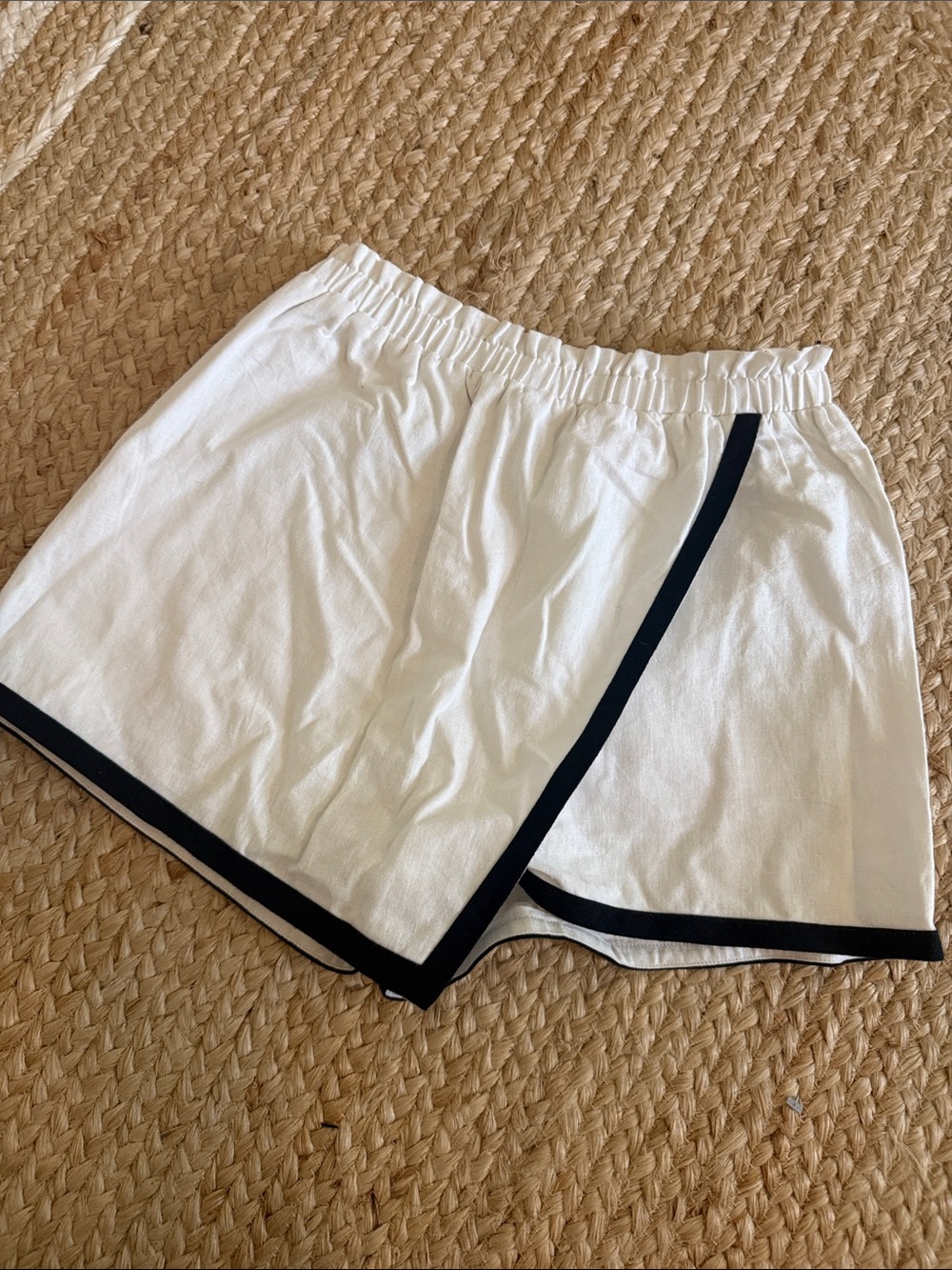 White Skort with Black Piping — Women's Elastic Waist Skort